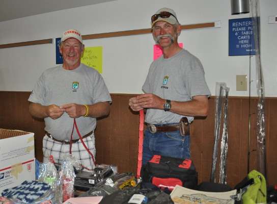 <p>
	Lee Thomas and Steve Siddoway of the host state of Wyoming set up tables for prizes.</p>
