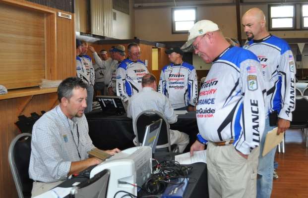 <p>
	B.A.S.S. staffer Eric Nichols registers anglers from the Arizona B.A.S.S. Federation Nation team.</p>
