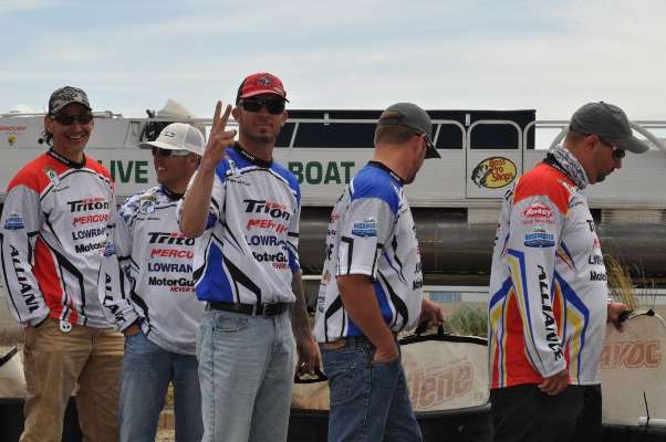 <p>
	Contenders in the 2012 Cabelaâs Bassmaster Federation Nation Western Divisional line up for the Day One weigh-in.</p>
