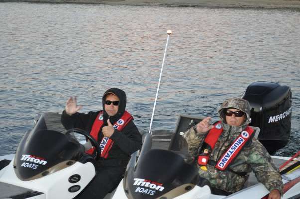 Brent Shores, current leader for the Idaho team, gives a thumbs up while Robert Christensen, Montana, asks the tournament crew a question.