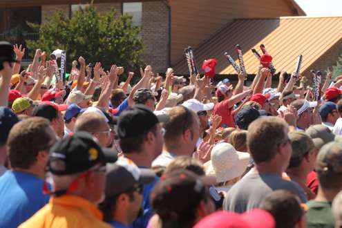 <p>
	What a turnout for Sunday! Crowds of fans wait for the Day Four weigh-in to begin.</p>
