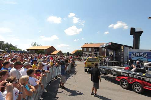 <p>
	The anglers begin to pull their trucks around as fans cheer them on.</p>
