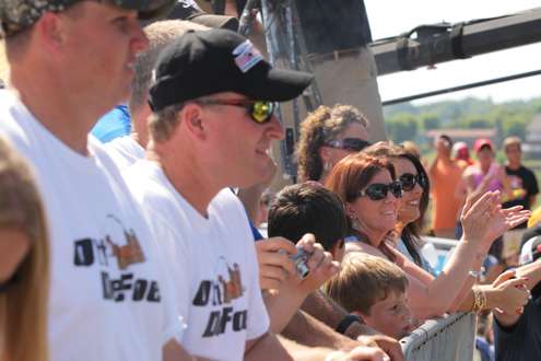 <p>
	Fans stand in the front row eager to see the anglers weigh in.</p>
