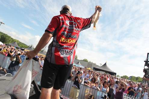<p>
	Britt Myers shows the crowd his nice fish.</p>
