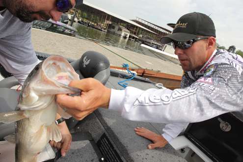 <p>
	Day One leader Aaron Martens bags his fish.</p>
