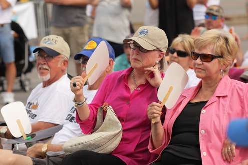 <p>
	Fans are eager to see their favorite anglers cross the stage.</p>
