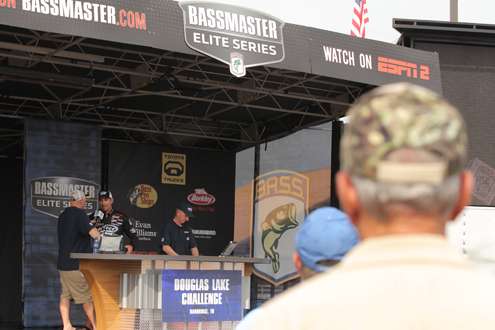 <p>
	Fans gather to watch local angler Ott DeFoe weigh-in. </p>
