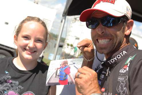 <p>
	Michael Iaconelli clowns around with a young fan.</p>
