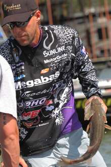 <p>
	Day One leader Aaron Martens sacks up some Tennessee bass.</p>
