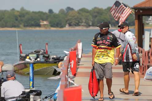 <p>
	Jeff Kriet lugs his 16 pounds of Douglas Lake bass to the weigh-in.</p>
