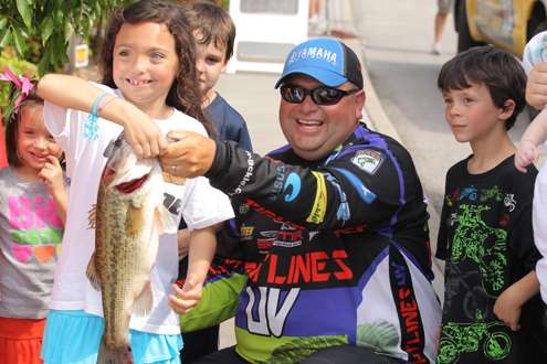 <p>
	Bill Lowen shows young fans a good way to hold onto a lunker.</p>
