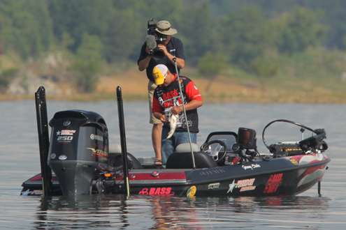 <p>
	Cameras close in on Starks' lunker after he's safely in the boat. </p>
