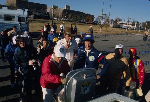 <p>
	Rick Clunn weighs in during the 1976 Bassmaster Classic on Alabamaâs Lake Guntersville, the first of his four Classic victories.</p>
