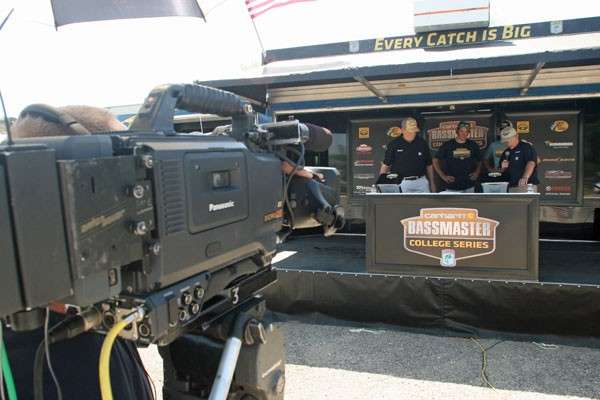 <p>
	 </p>
<p>
	The ESPNU cameras focus on the weigh-in stage in La Crosse. </p>
