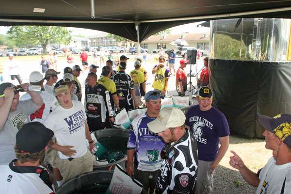 <p>
	Collegiate anglers line up for the final weigh-in at the Midwest Super Regional. </p>
