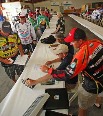 <p>
	Elite anglers pass through check-in.</p>

