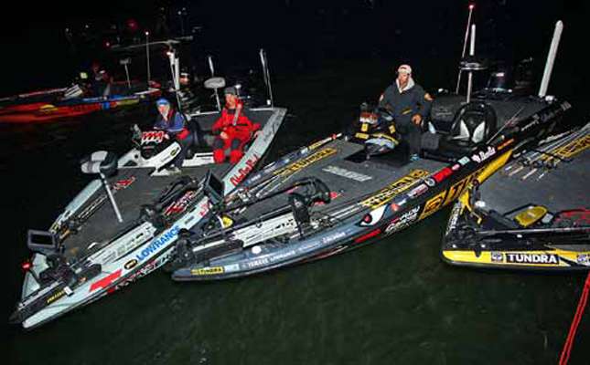 <p>
	Mark Menendez and Mike Iaconelli line up next to each other as they wait to launch.</p>
