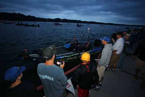 <p>
	Ott DeFoe idles down the dock as the crowd cheers on the local favorite.</p>
