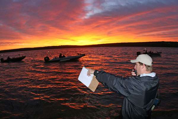 <p>
	Tournament Manager Hank Weldon lines up the boats as the sun rises over Fort Gibson Lake. </p>
