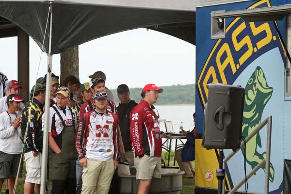 <p>
	The teams take the tanks and get ready for the stage at the Central Super Regional on Fort Gibson Lake. </p>
