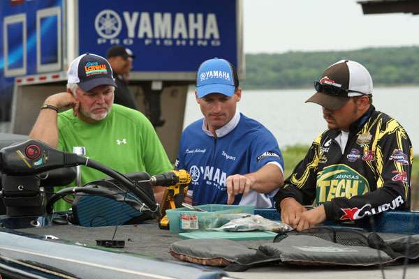 <p>
	Bassmaster Elite Pro Tommy Biffle and Yamahaâs David Ashcraft lend a helping hand to an Arkansas Tech team boat. Biffle owns âTommy Biffleâs Lakeside Polarisâ dealership near Fort Gibson. </p>
