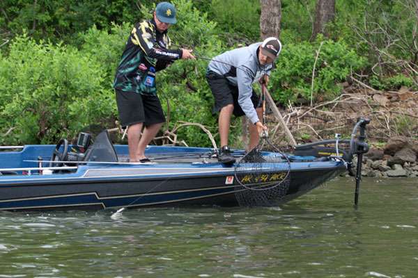 <p>
	Aaron Sarna is net ready for the fish coming on as Evan Barnes brings it in.</p>
