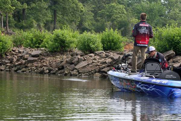 <p>
	Arkansasâ Kenneth Anderson tries a buzz bait along riprap inside a boat basin. </p>
