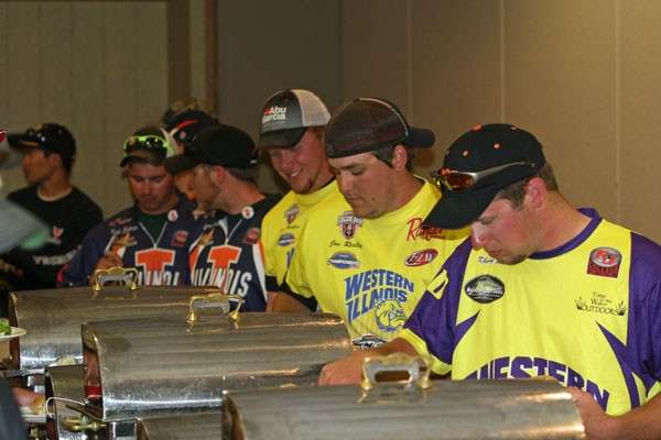 <p>
	Three teams are from the state of Illinois. Hereâs the University of Illinois and Western Illinois going through the buffet line.</p>
