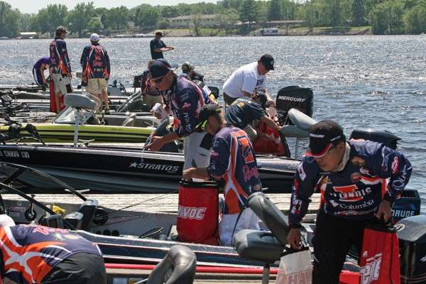 <p>
	Teams line up on the docks to bag their catches before the weigh-in. </p>
