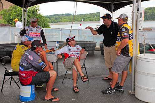 <p>
	Mark Zona instructs a group of Elite anglers after the Day Three weigh-in.</p>
