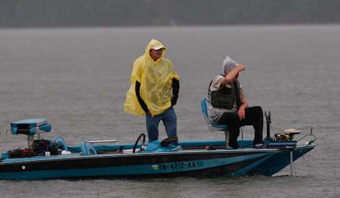 <p>
	Spectators make a quick stop to watch a few Elite anglers before dropping a line themselves.</p>
