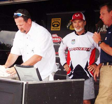 <p>
	Tournament Director Chris Bowes weighs my fish at the James River Open and, thankfully, doesnât give me too much grief about not catching a limit.</p>
