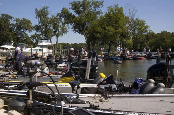 <p>
	Osborne Park boat landing was crowded during the weigh-ins.</p>
