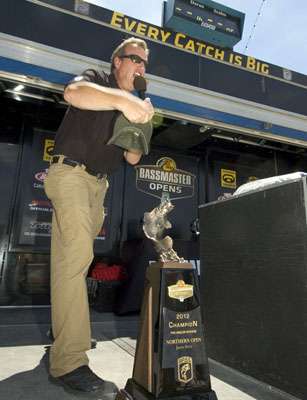 <p>
	Tournament Director Chris Bowes fires up the crowd as he tosses free Bass Pro Shops hats into the crowd.</p>
