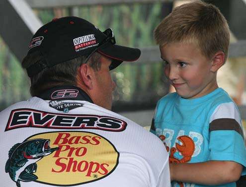 <p>
	Edwin Evers visits with his 3-year old son Kade while waiting for the weigh in to begin.</p>
