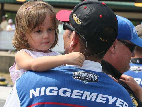 <p>
	James Niggemeyer holds his daughter while waiting for a weigh-in bag Thurday.</p>
