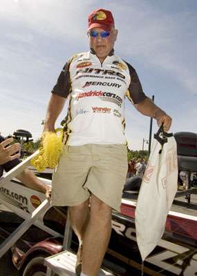 <p>
	Veteran B.A.S.S. pro Woo Daves carries a bag of bass to the final weigh-in, along with the rope that tangled in his prop. The mishap cost him an hour of fishing time.</p>
