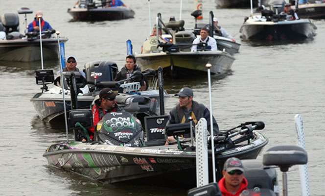 <p>
	Elite Series pro Fred Roumbanis talks with co-angler Jeremy Thompson on Day One.</p>
