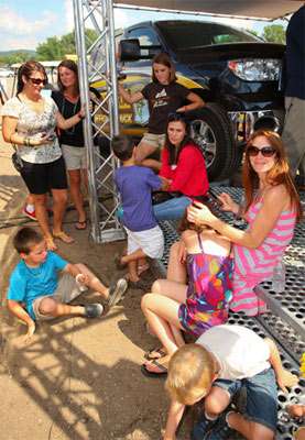 <p>
	Wives and family of Elite Series anglers competing on the final day of fishing wait to see who will become champion.</p>
