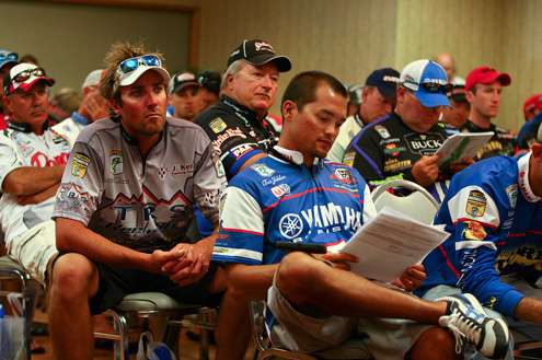 <p>
	Anglers settle in for the briefing on the eve of the 2012 Elite Series Mississippi River Rumble.</p>

