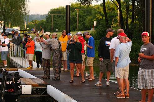 <p>
	Spectators as well as family and friends join the Elite Series anglers as they tie up to the docks on the Mississippi River on an early Wisconsin morning.</p>
