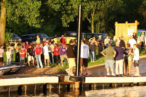 <p>
	Crowds of spectators line the shore and watch as anglers go through their morning routines on Day One of the Mississippi River Rumble.</p>
