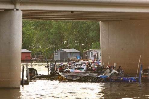 <p>
	Elite pros gather under the bridge before competition begins on Day One.</p>
