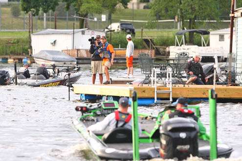 <p>
	Scott Ashmore motors out to the main river channel on Day One.</p>
