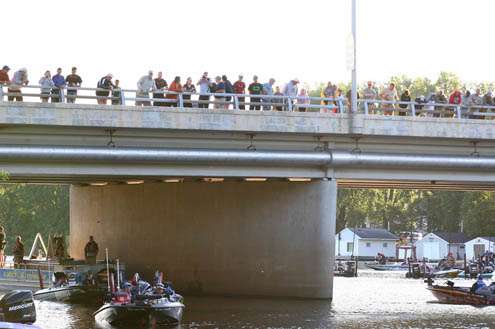 <p>
	The La Crosse bridge is filled with avid fans, friends and family ready to send off the Elite Series anglers on Day Two.</p>
