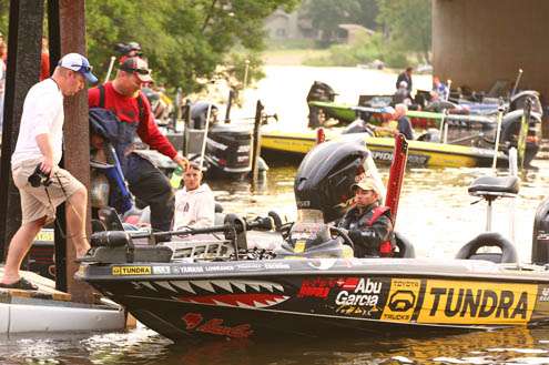 <p>
	Michael Iaconelli pulls into the dock to allow his Marshal to hop on board.</p>
