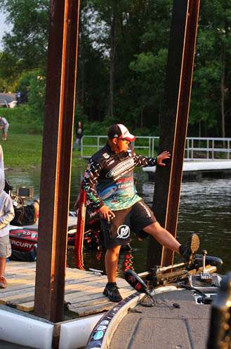 <p>Chris Lane makes a leap of faith and enters the third day in 14th place with 28-8.</p>
