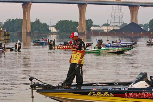 <p>
	Elite Series pro Jeff Kriet uses his trolling motor to cruise toward the pier to pick up his Marshal at the Day One Launch of the Green Bay Challenge.</p>
