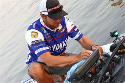 <p>
	Brandon Palaniuk cleans his electronic screens, an important tool when graphing smallmouth.</p>
