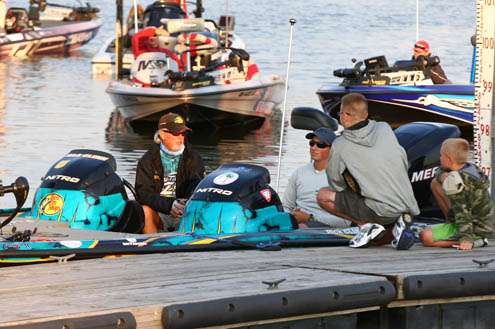 <p>
	Legendary B.A.S.S. angler Rick Clunn waits beside the dock and talks with fans.</p>
